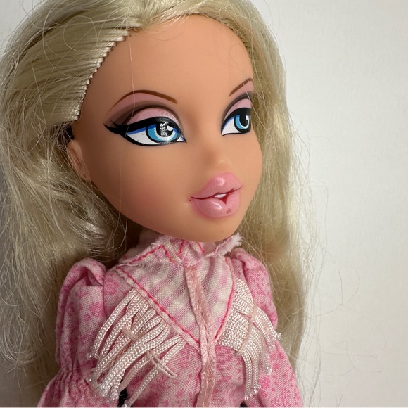 Bratz Cloe Wild Wild West Fashion Doll Toy - Picture 3 of 5
